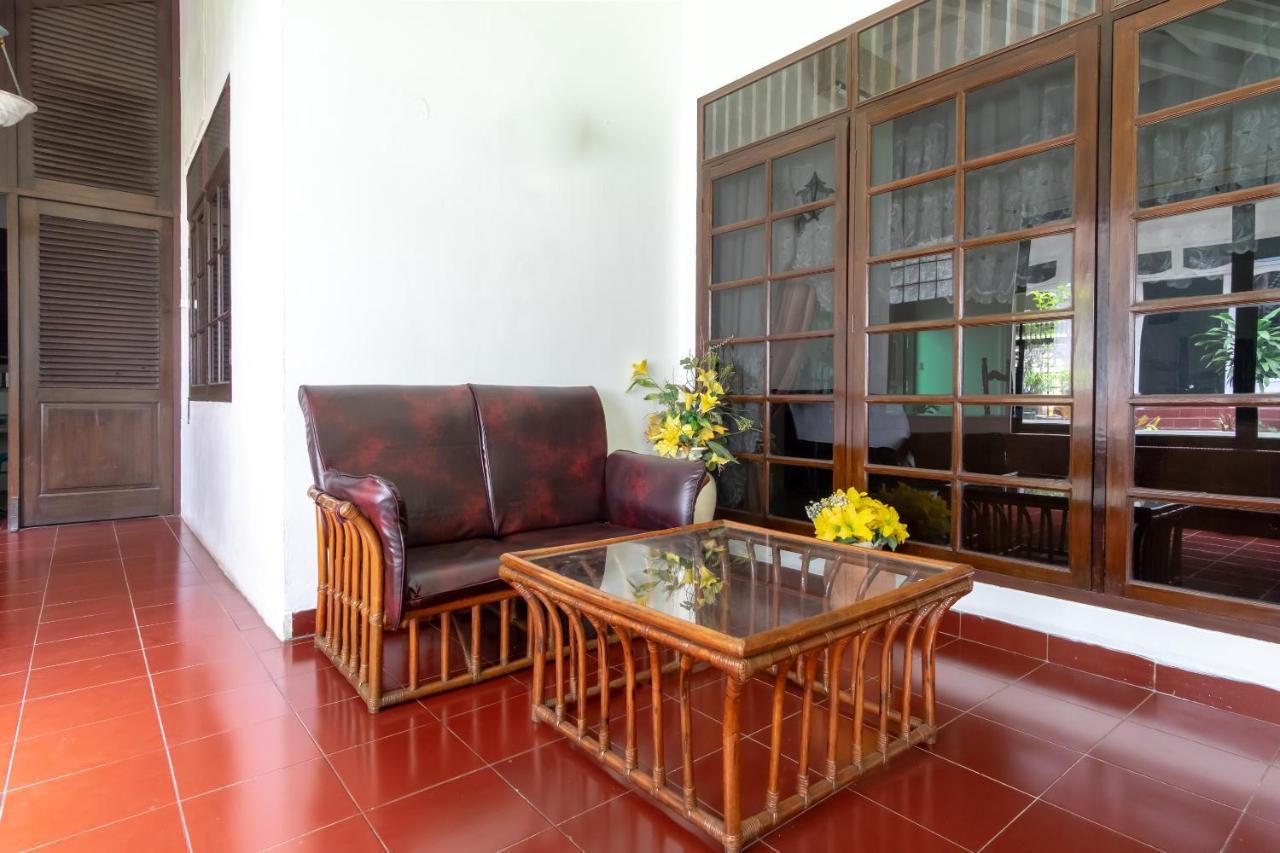 Oyo Living 2843 Raz House Syariah Hotel Medan Exterior photo