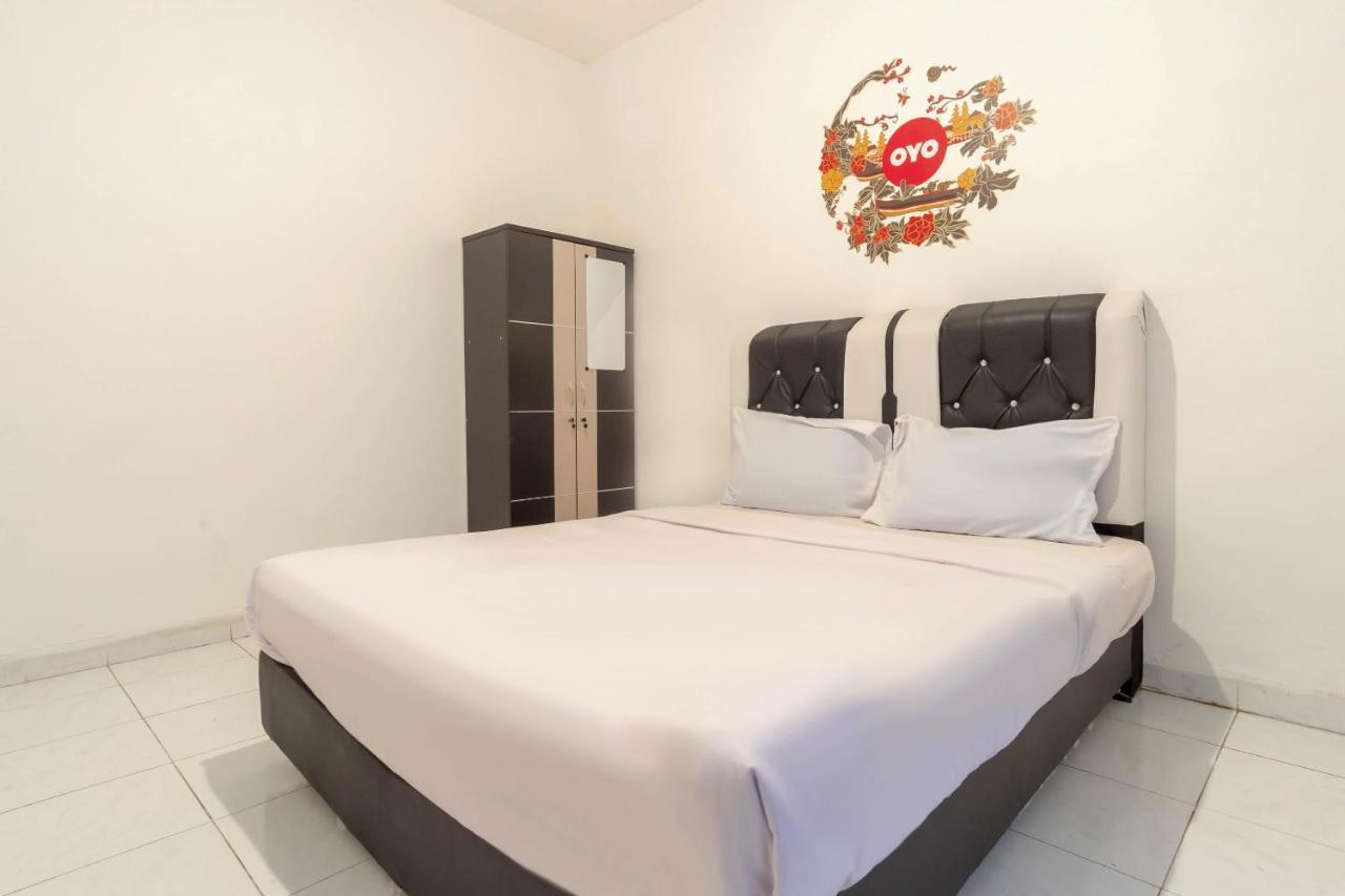 Oyo Living 2843 Raz House Syariah Hotel Medan Exterior photo
