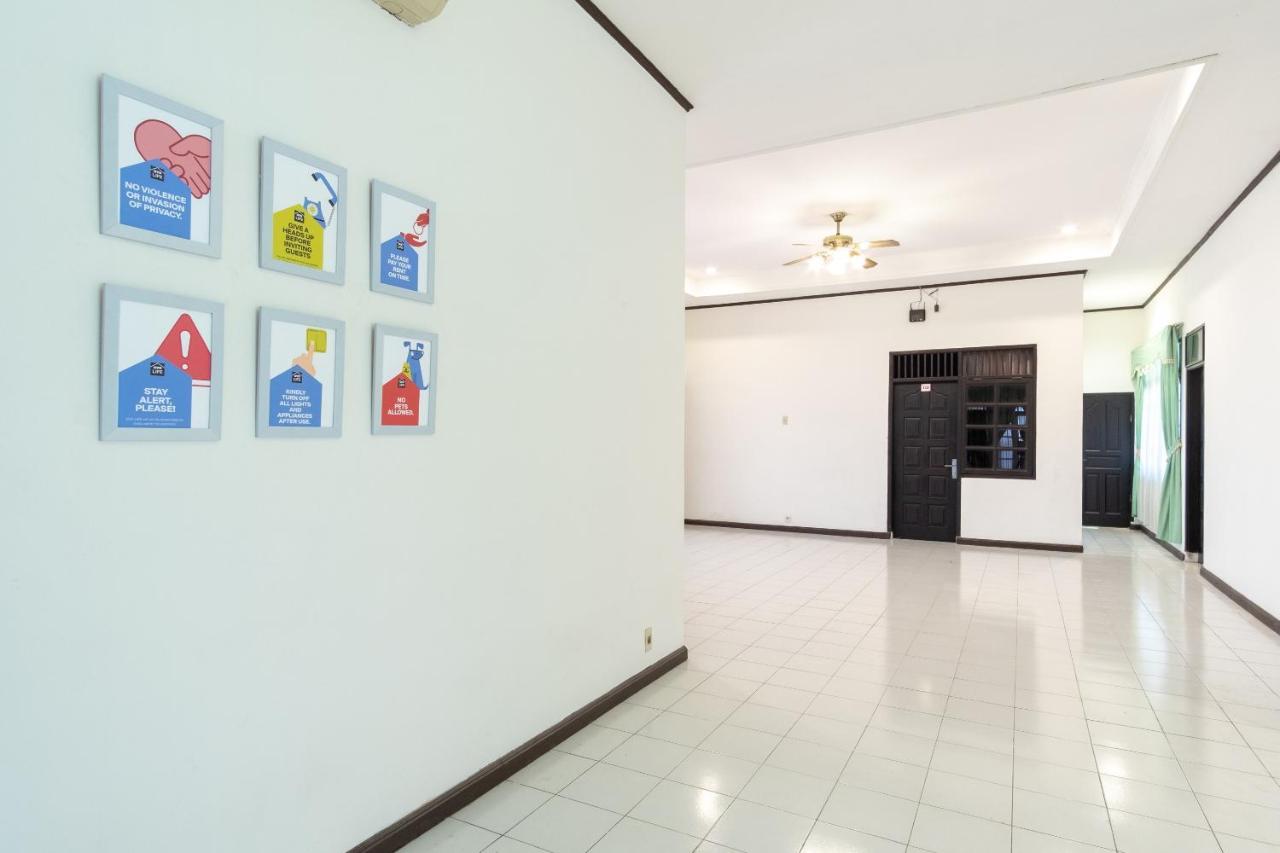 Oyo Living 2843 Raz House Syariah Hotel Medan Exterior photo