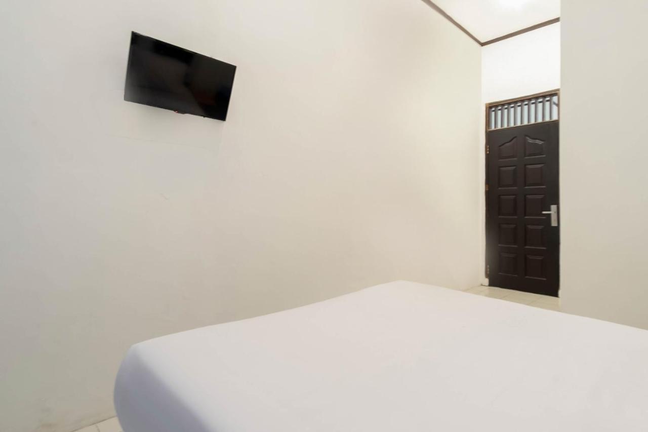 Oyo Living 2843 Raz House Syariah Hotel Medan Exterior photo