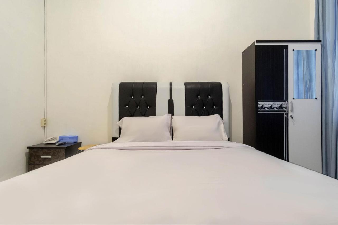 Oyo Living 2843 Raz House Syariah Hotel Medan Exterior photo