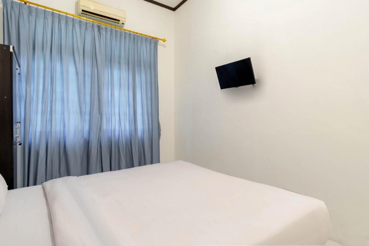 Oyo Living 2843 Raz House Syariah Hotel Medan Exterior photo