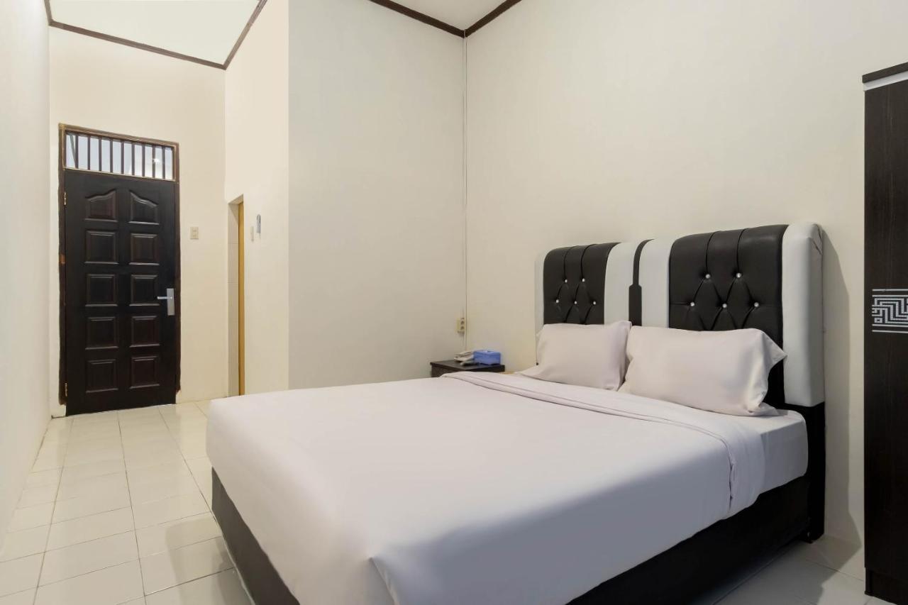 Oyo Living 2843 Raz House Syariah Hotel Medan Exterior photo