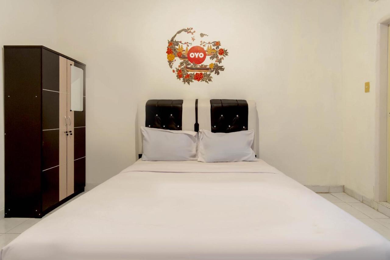 Oyo Living 2843 Raz House Syariah Hotel Medan Exterior photo