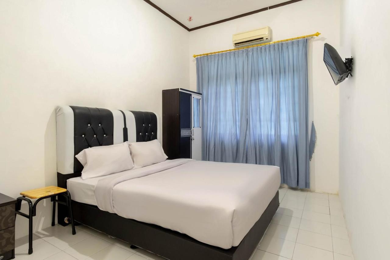 Oyo Living 2843 Raz House Syariah Hotel Medan Exterior photo