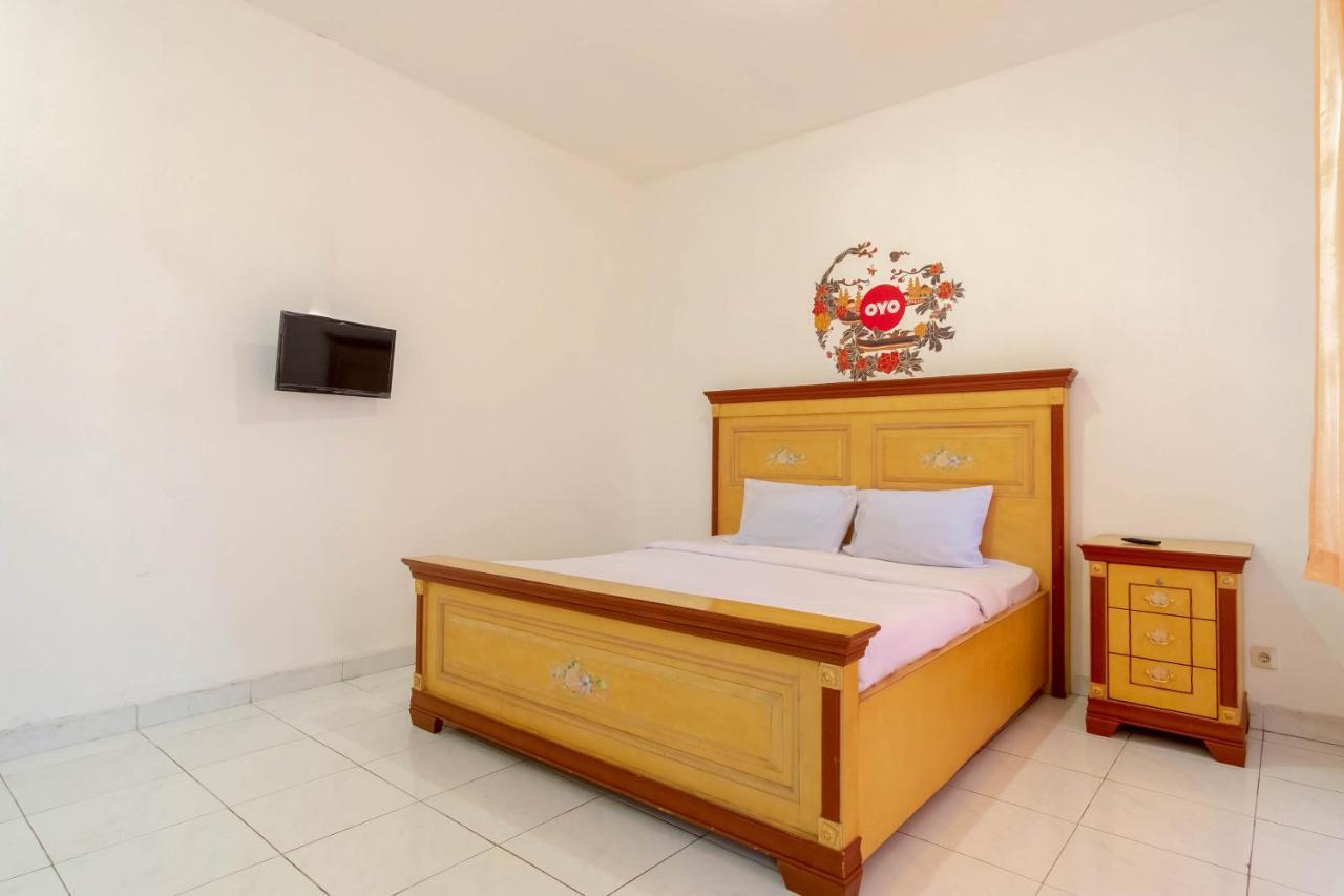 Oyo Living 2843 Raz House Syariah Hotel Medan Exterior photo