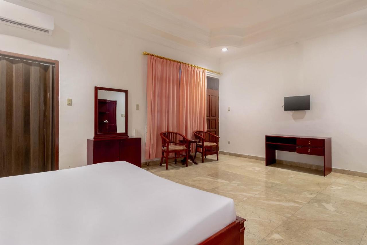 Oyo Living 2843 Raz House Syariah Hotel Medan Exterior photo