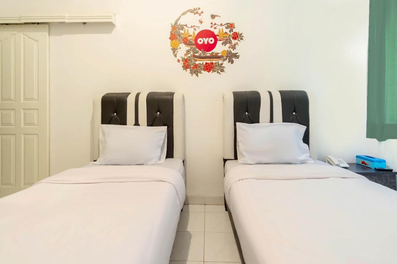 Oyo Living 2843 Raz House Syariah Hotel Medan Exterior photo