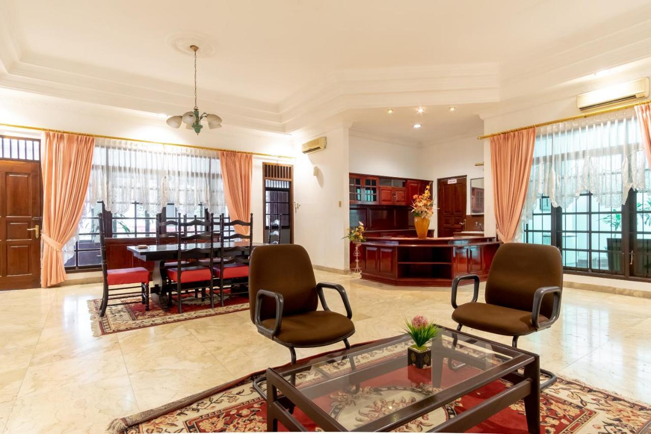 Oyo Living 2843 Raz House Syariah Hotel Medan Exterior photo