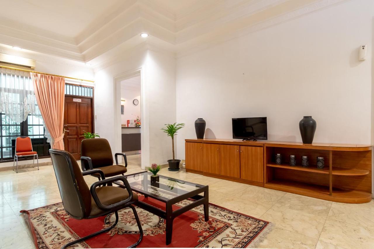 Oyo Living 2843 Raz House Syariah Hotel Medan Exterior photo
